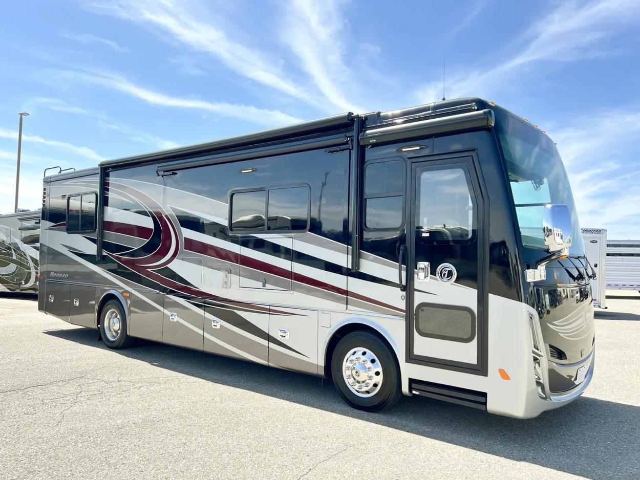 2017 Tiffin Allegro Breeze 32BR | Photo 1 of 27