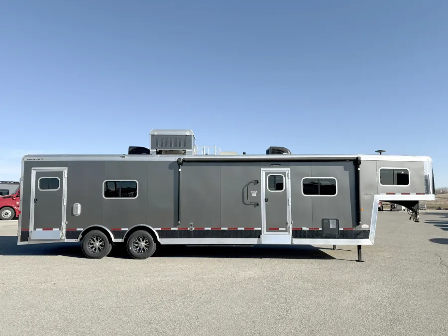 2019 Logan Coach Ultimate Sports Hauler | Photo 2 of 26