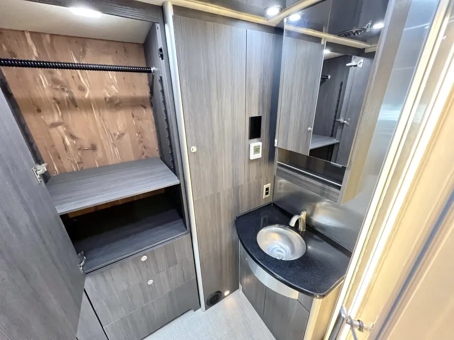 2020 Airstream Atlas Murphy Suite | Photo 13 of 22