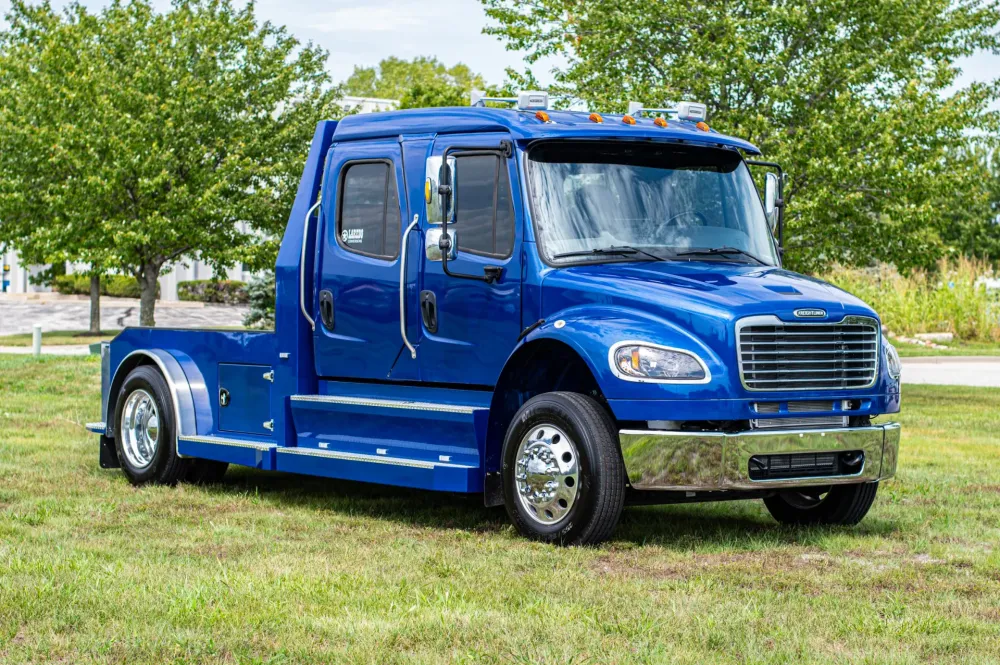 2023 Freightliner M2 106 Laredo