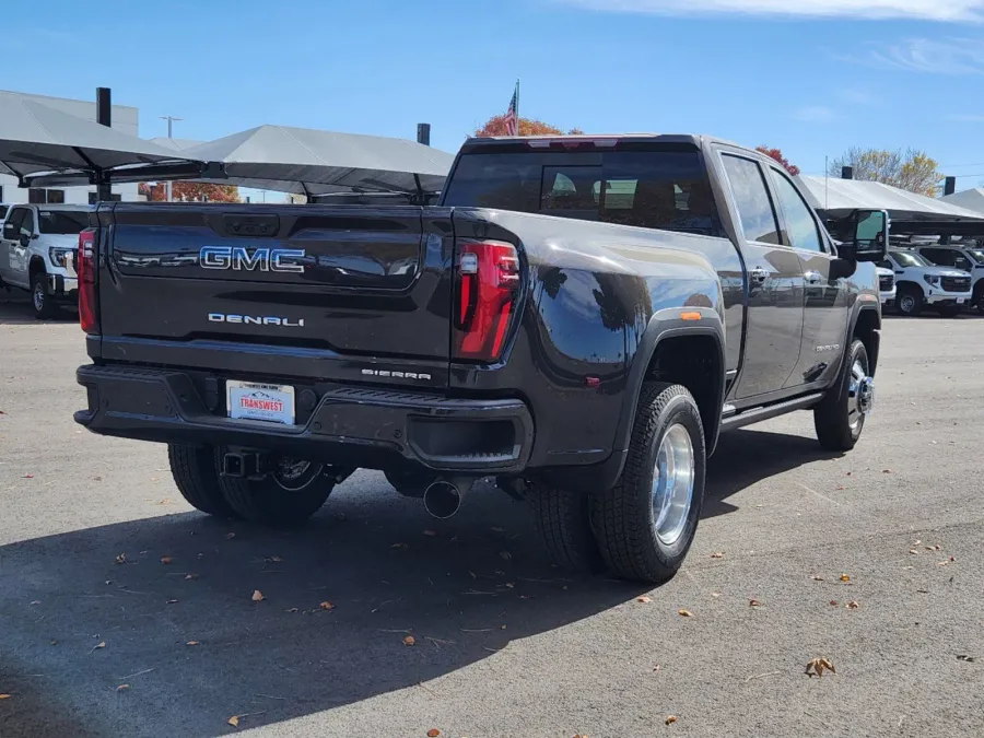 2025 GMC Sierra 3500HD Denali Ultimate | Photo 2 of 32