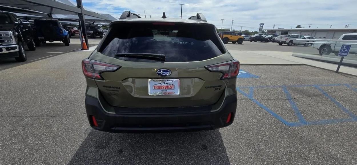 2021 Subaru Outback | Photo 7 of 31