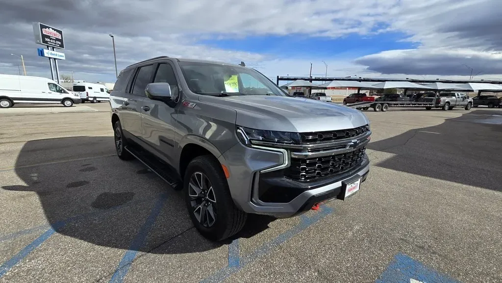 2022 Chevrolet Suburban | Photo 3 of 31