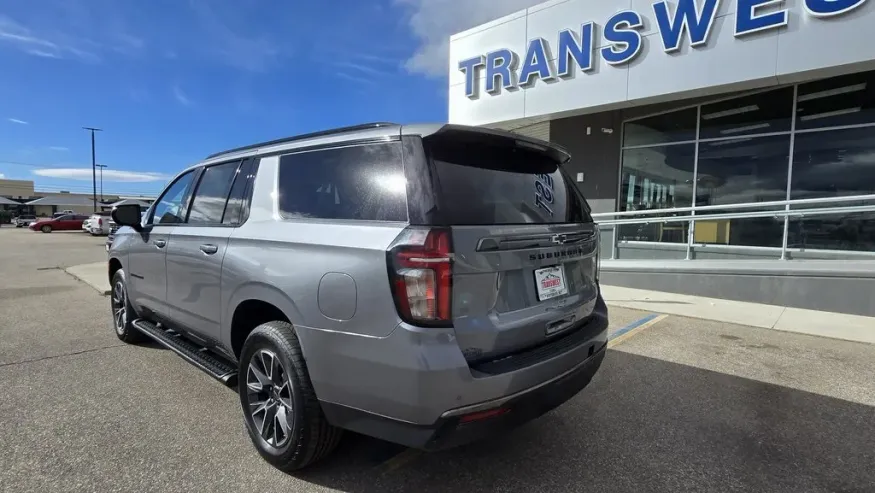 2022 Chevrolet Suburban | Photo 6 of 31