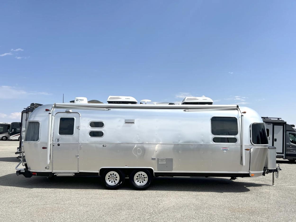 2019 Airstream International 27FB | Photo 2 of 19