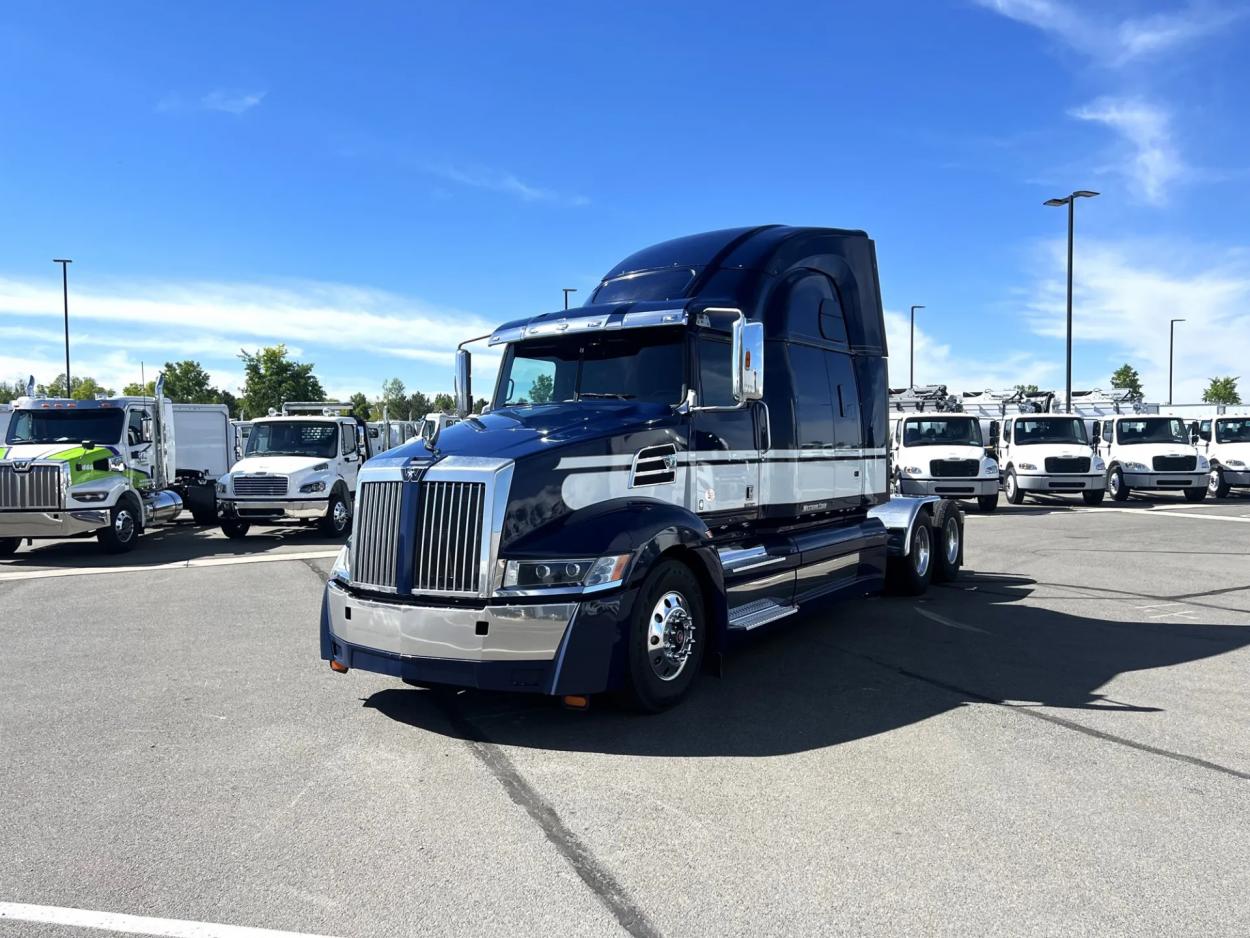 2020 Western Star 5700XE | Photo 1 of 22