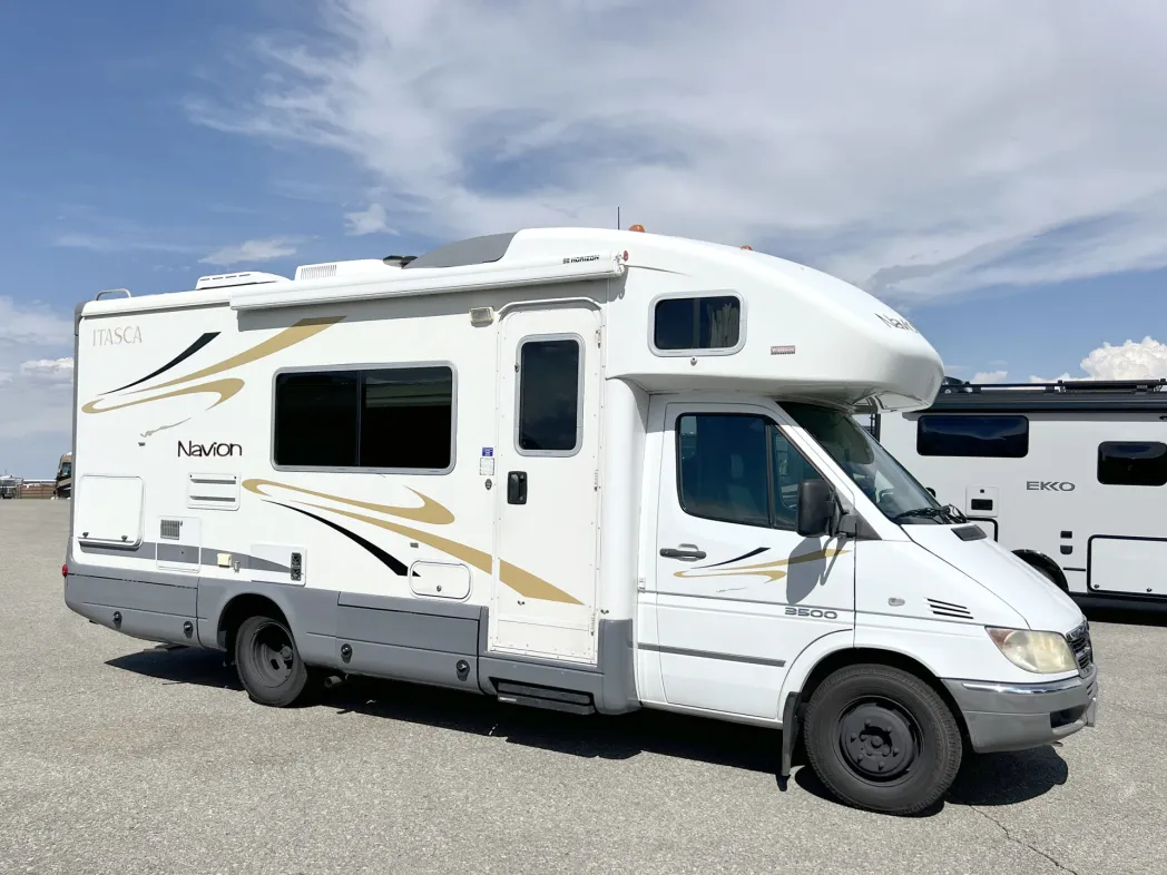 2007 Winnebago Navion 23H 