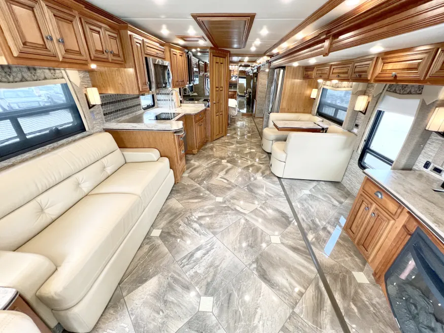 2016 Newmar Dutch Star 4018 | Photo 4 of 32