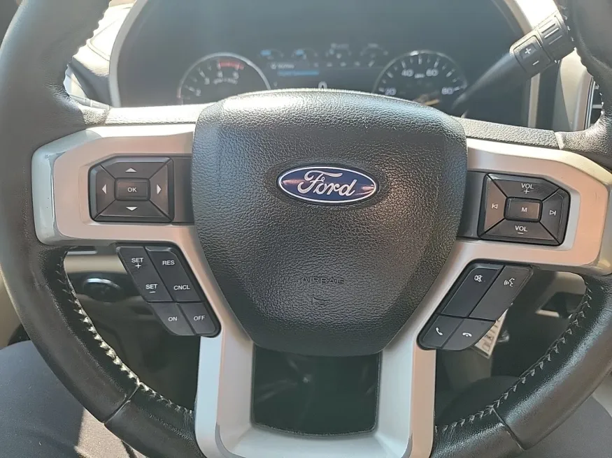 2017 Ford Super Duty F-350 SRW Lariat | Photo 17 of 23