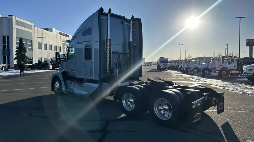 2024 Kenworth T680 | Photo 7 of 22