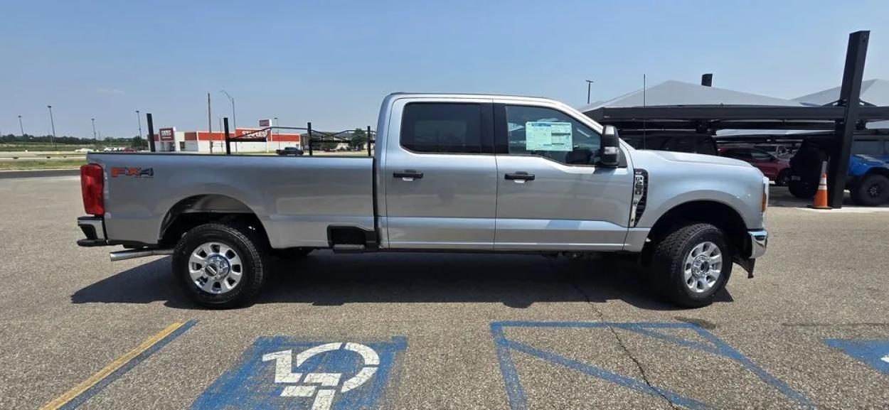 2024 Ford F-250SD | Photo 4 of 32