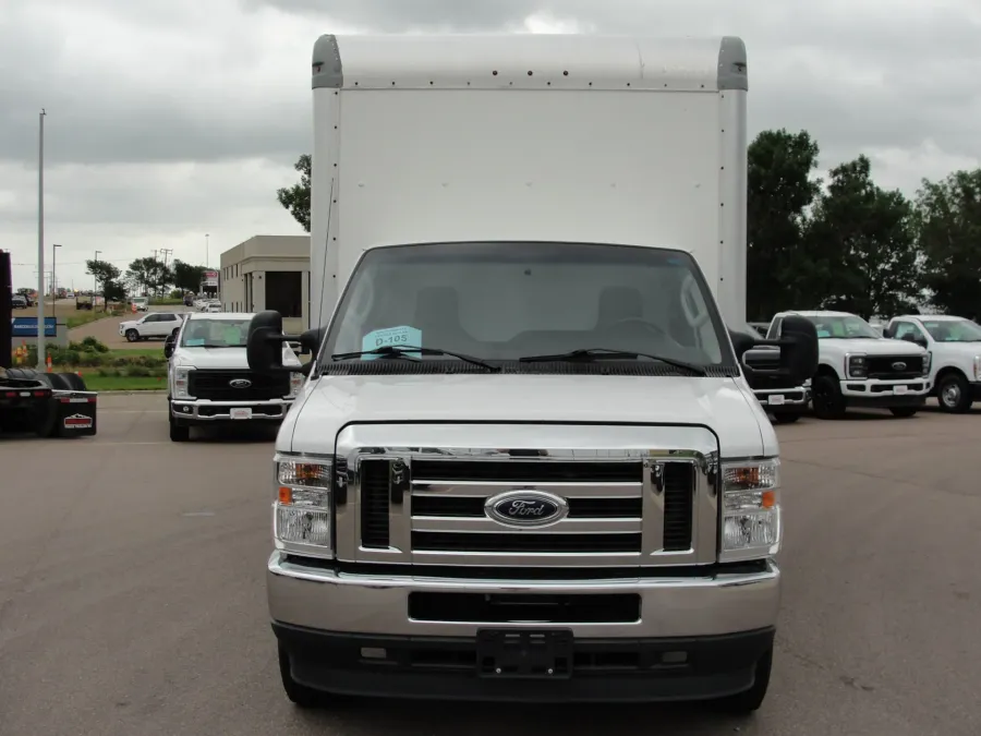 2021 Ford E450 | Photo 8 of 14