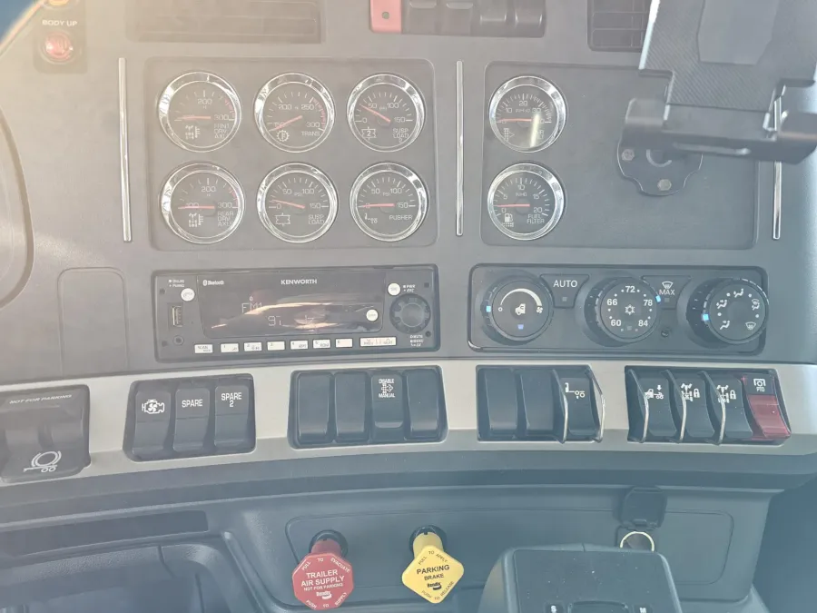 2024 Kenworth W990 | Photo 13 of 18