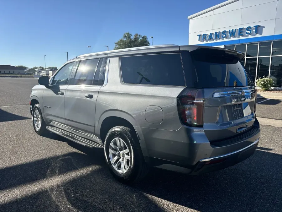 2022 Chevrolet Suburban LT | Photo 2 of 23