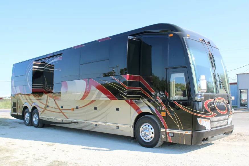 2016 Prevost Outlaw H3-45 | Photo 2 of 30