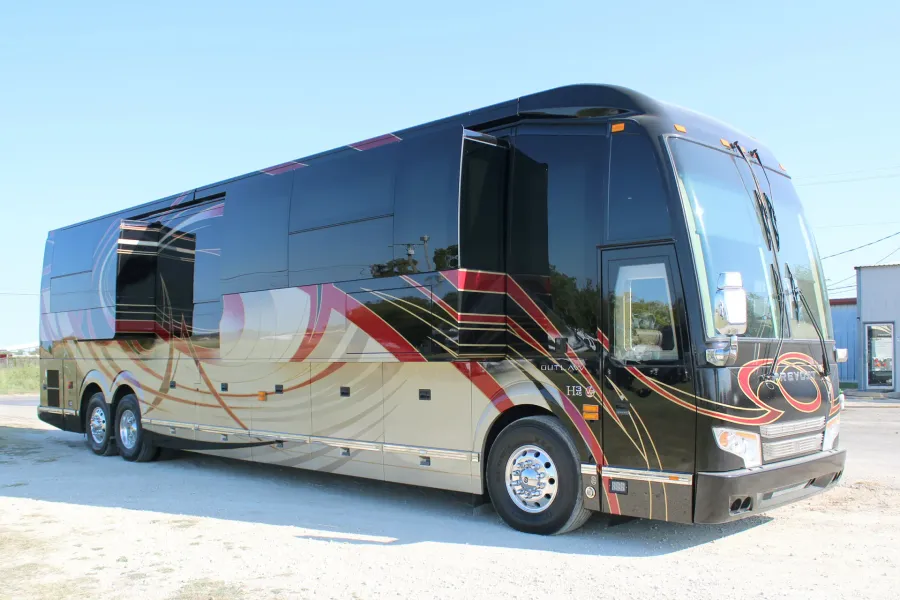 2016 Outlaw Prevost H3-45 Quad Slide | Photo 2 of 30