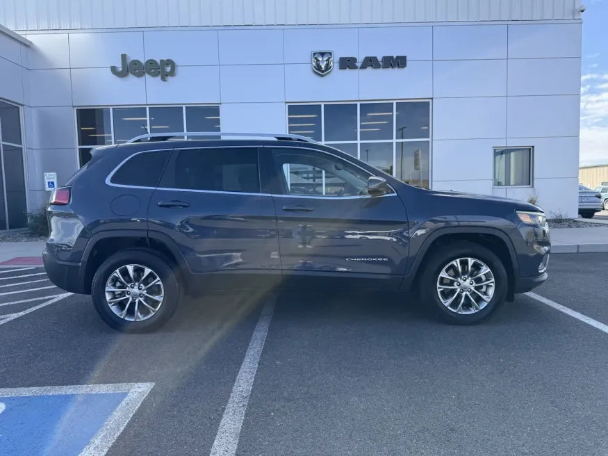 2021 Jeep Cherokee Latitude Lux | Photo 5 of 17