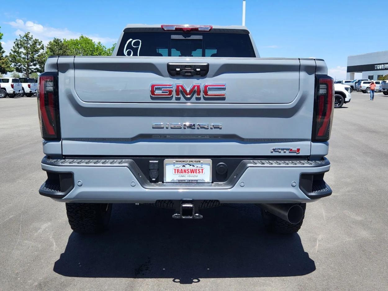 2024 GMC Sierra 2500HD AT4 | Photo 11 of 28