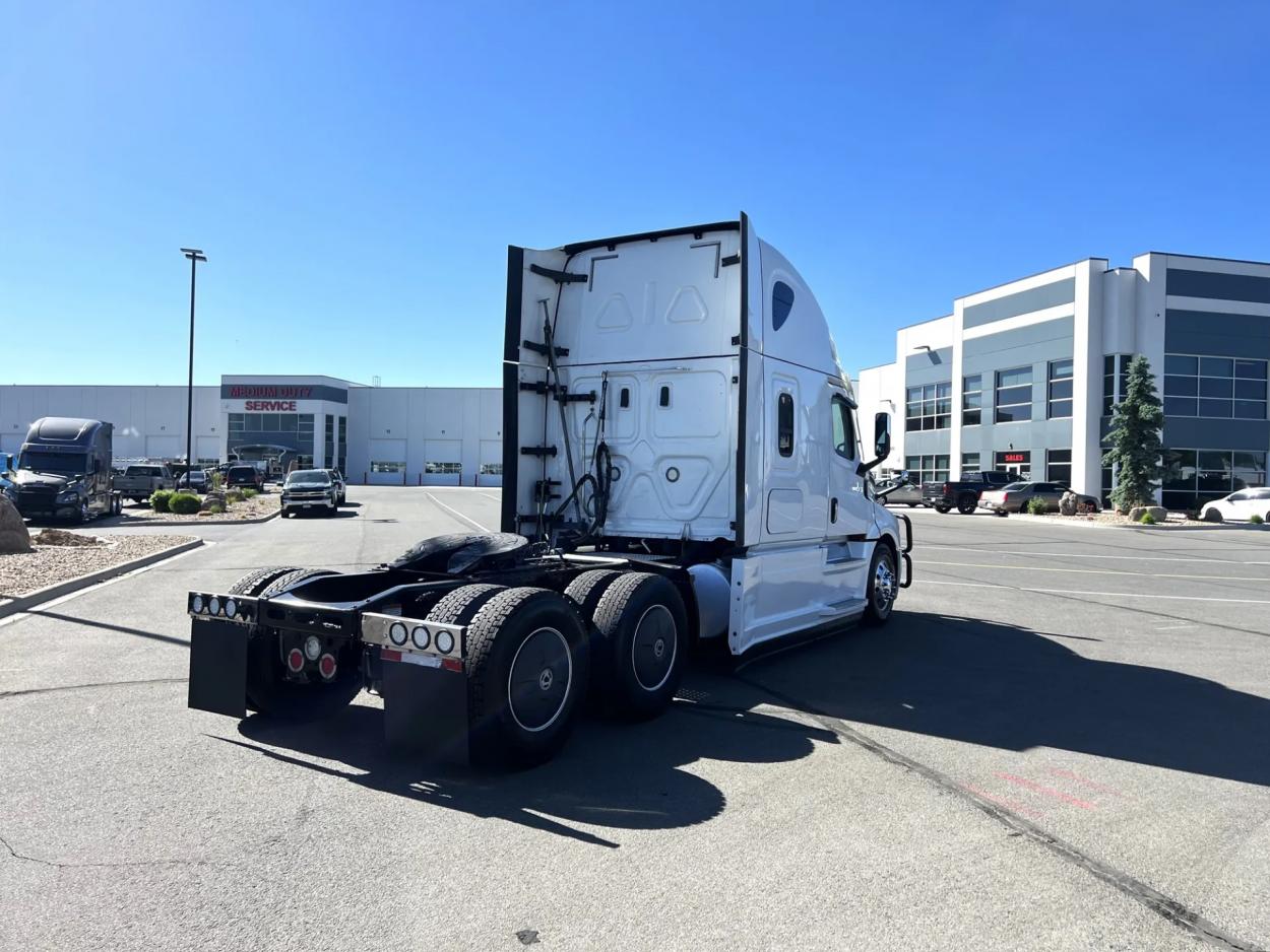 2020 Freightliner Cascadia 126 | Photo 5 of 18