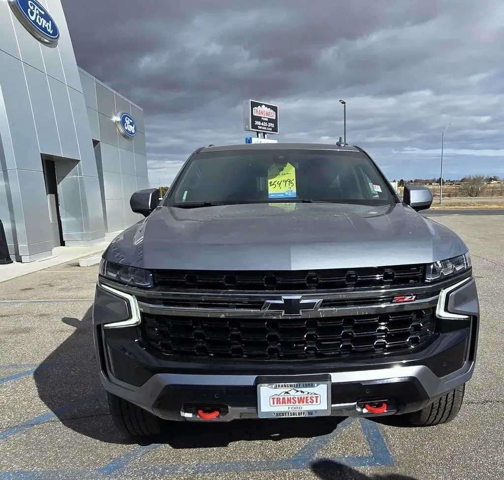 2022 Chevrolet Suburban | Photo 2 of 31