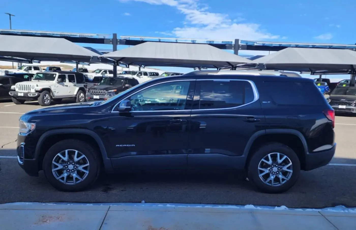 2023 GMC Acadia SLT | Photo 3 of 21