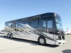 2017 Newmar King Aire 4519 | Thumbnail Photo 1 of 33