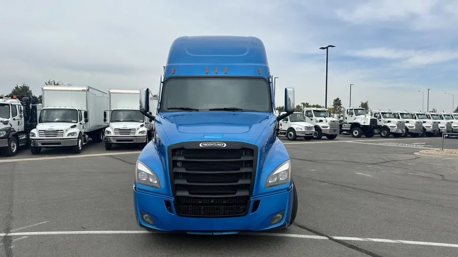 2023 Freightliner Cascadia 126 | Photo 2 of 24