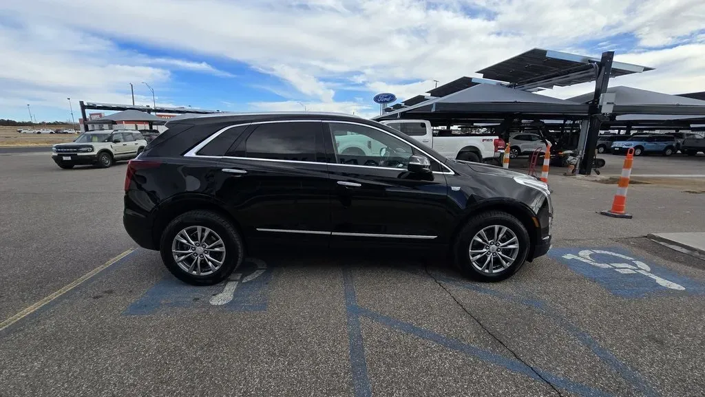 2023 Cadillac XT5 | Photo 4 of 31