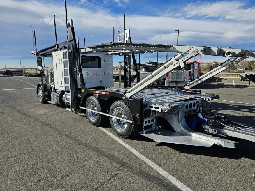 2024 Peterbilt 389 | Photo 6 of 37