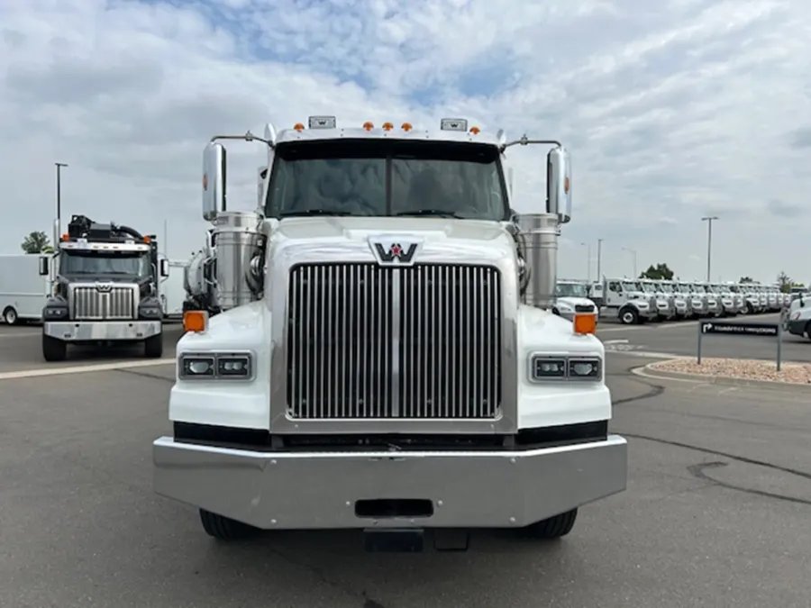 2020 Western Star 4900SA | Photo 2 of 18