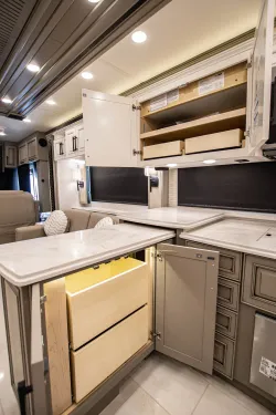 2025 Newmar London Aire 4569 | Thumbnail Photo 18 of 32