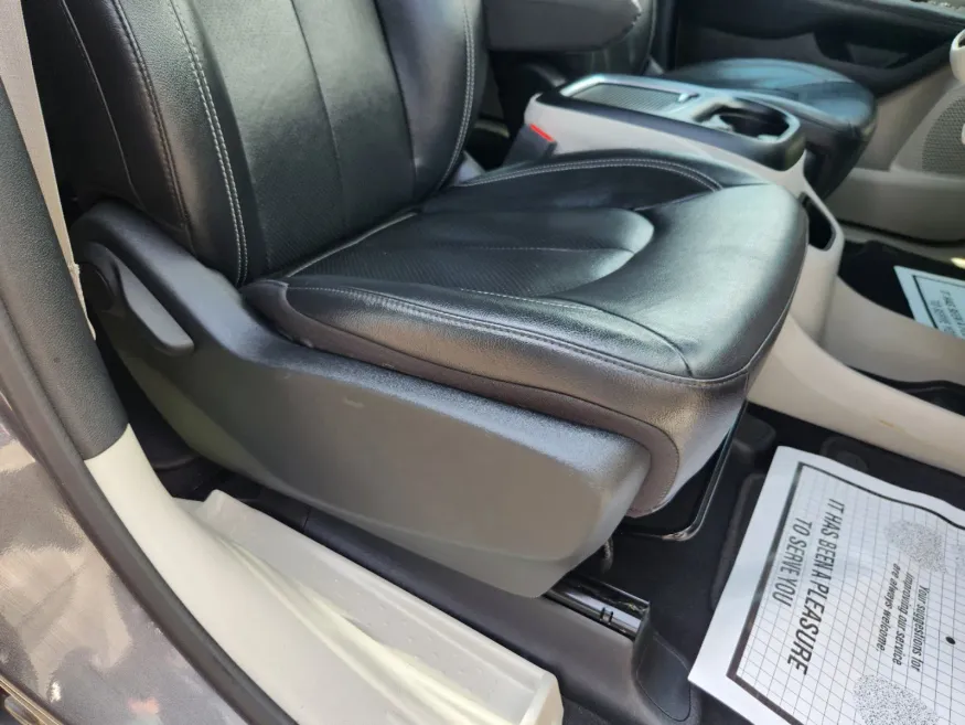 2022 Chrysler Pacifica Touring L | Photo 17 of 27