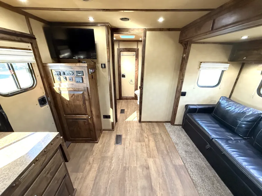 2019 Logan Coach Ultimate Sports Hauler | Photo 3 of 26