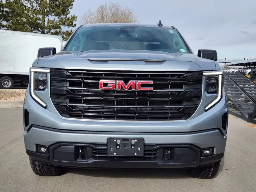 2025 GMC Sierra 1500 Elevation | Photo 4 of 31