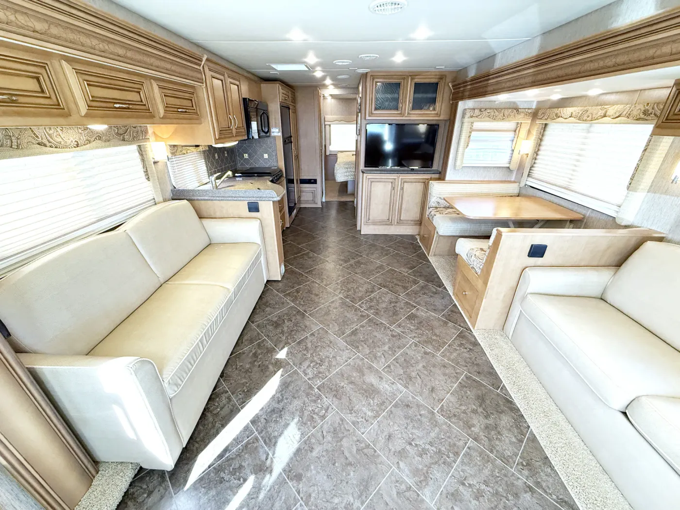 2014 Newmar Bay Star 3308 | Photo 3 of 28