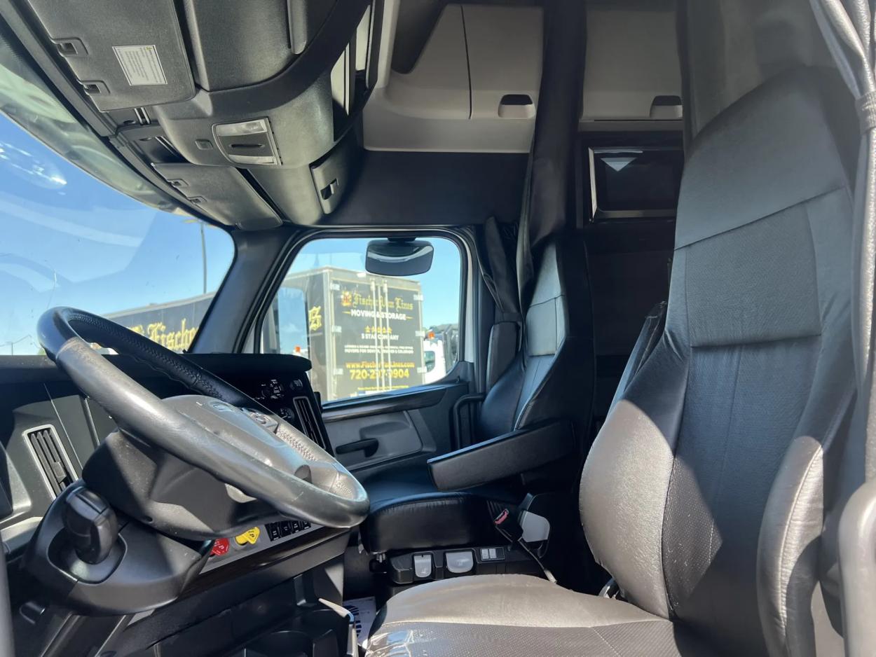 2020 Freightliner Cascadia 126 | Photo 9 of 18