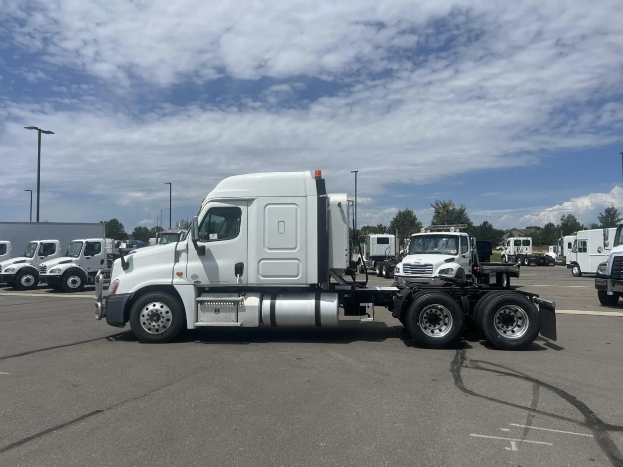 2015 Freightliner Cascadia | Photo 8 of 20