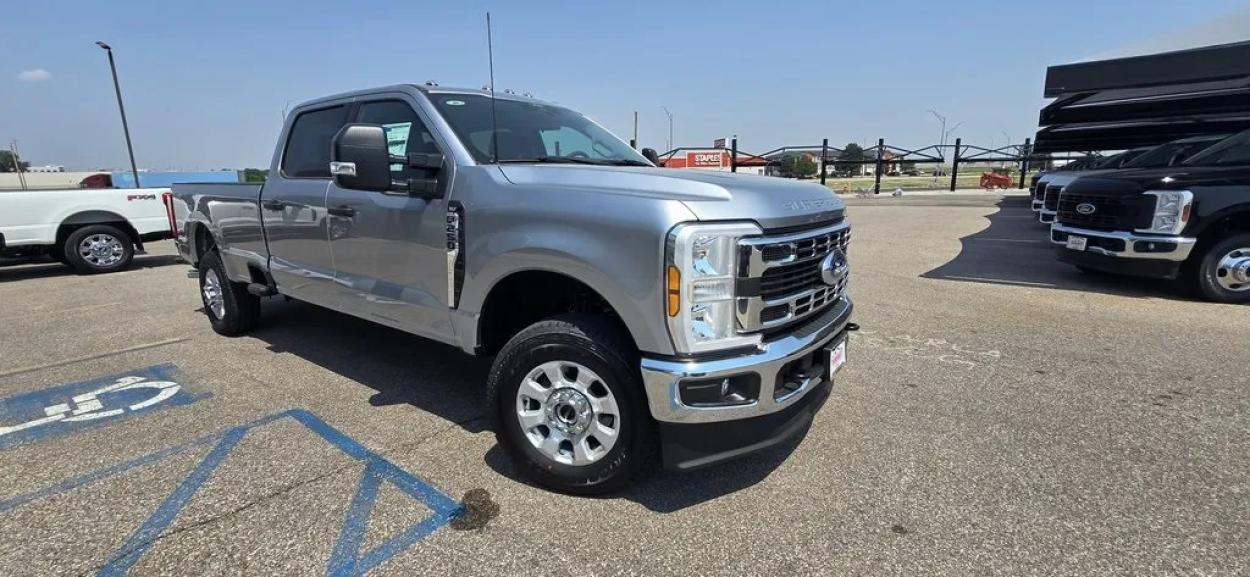 2024 Ford F-250SD | Photo 3 of 32