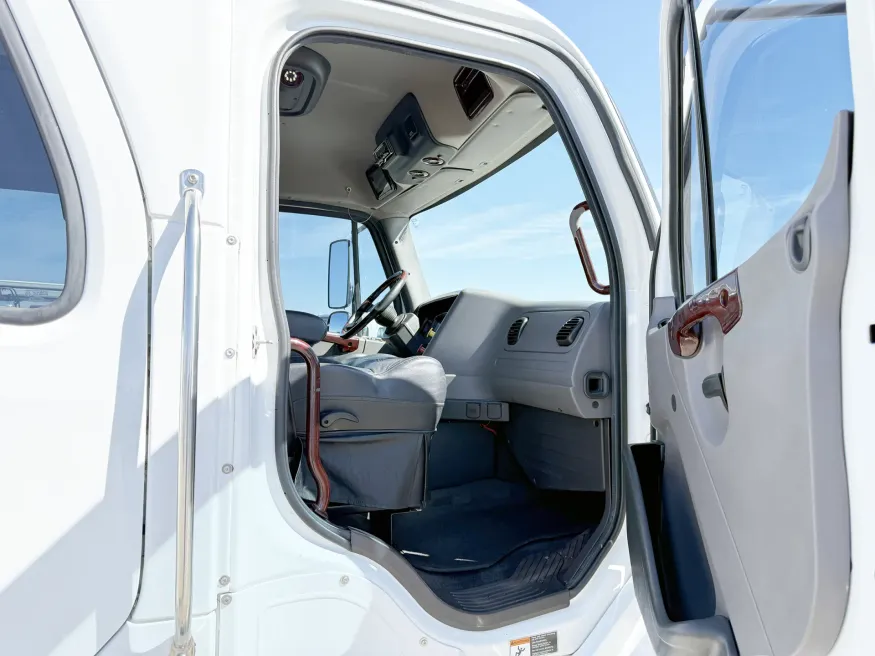 2015 Freightliner M2 106 Sportchassis | Photo 21 of 25