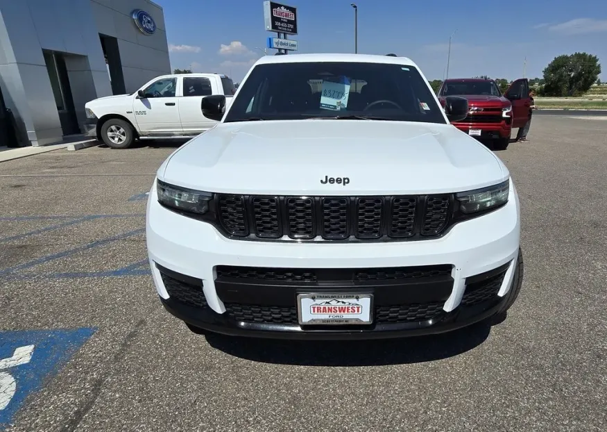 2023 Jeep Grand Cherokee L | Photo 2 of 33