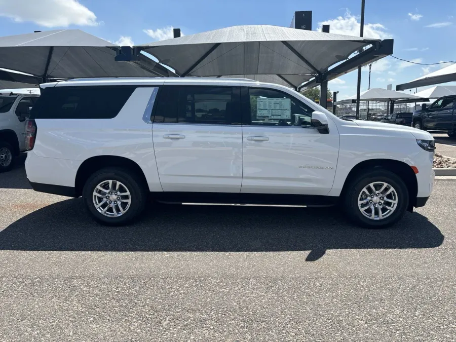 2024 Chevrolet Suburban LT | Photo 5 of 23