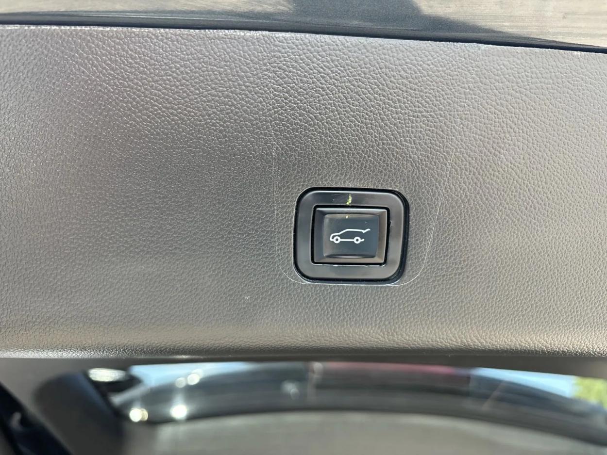 2021 Chevrolet Traverse LT Leather | Photo 11 of 28