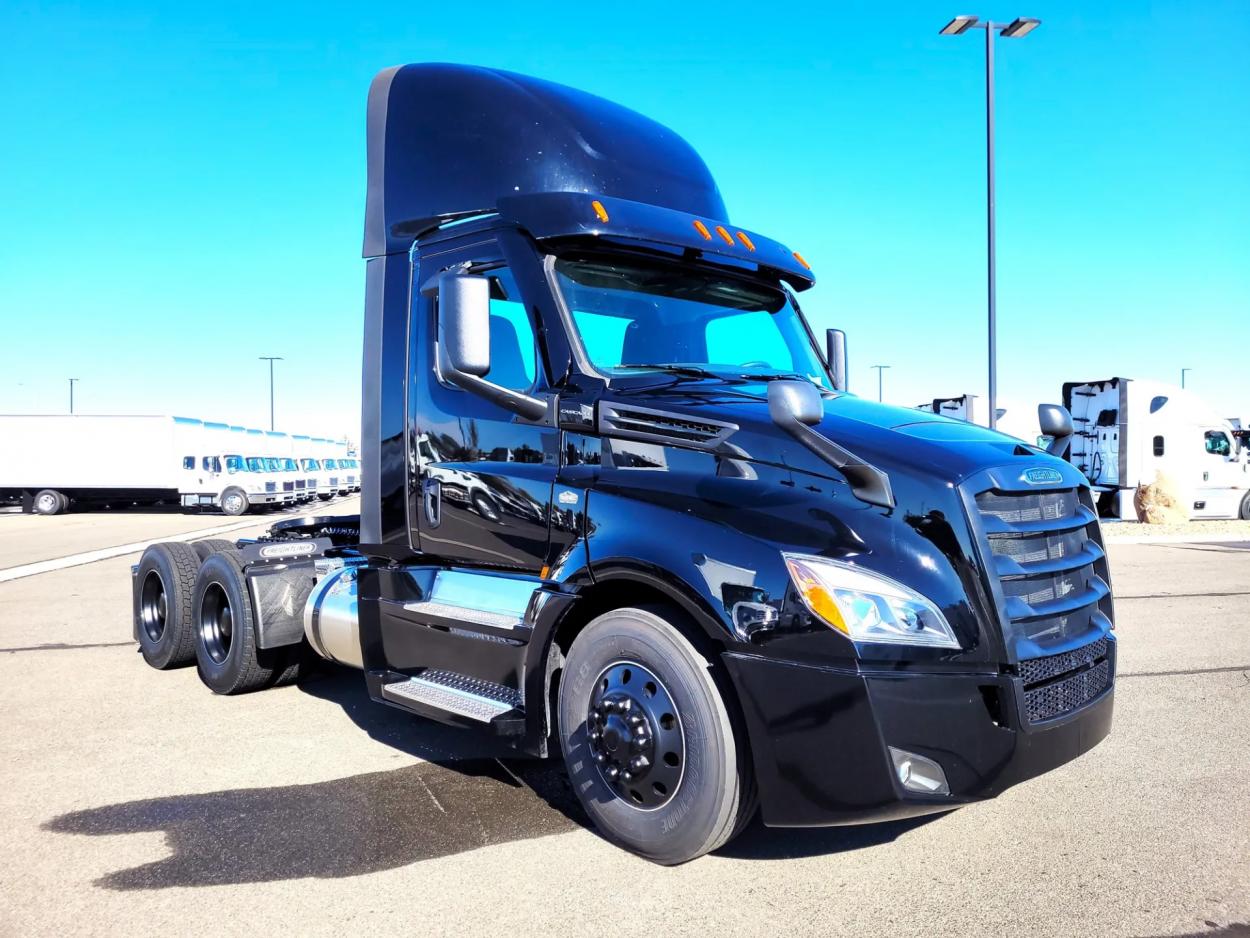 2024 Freightliner Cascadia 126 | Photo 3 of 12