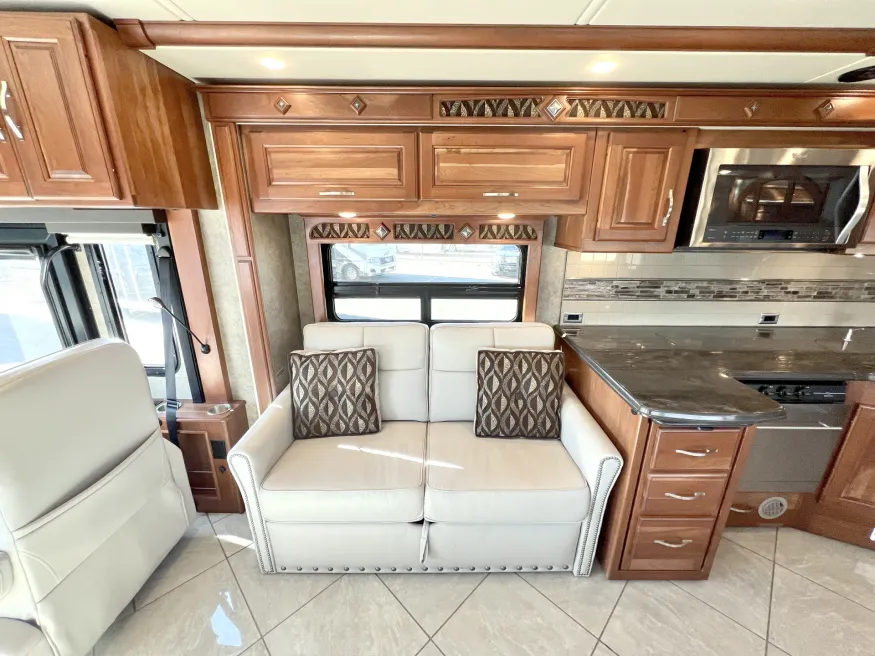 2016 Winnebago Journey 36M | Photo 8 of 29