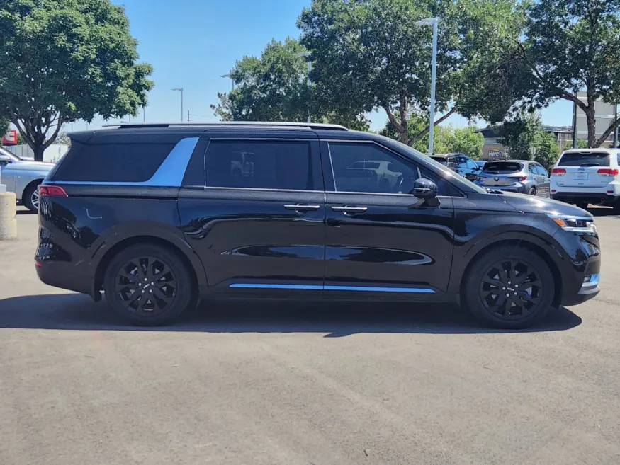 2022 Kia Carnival SX | Photo 1 of 29