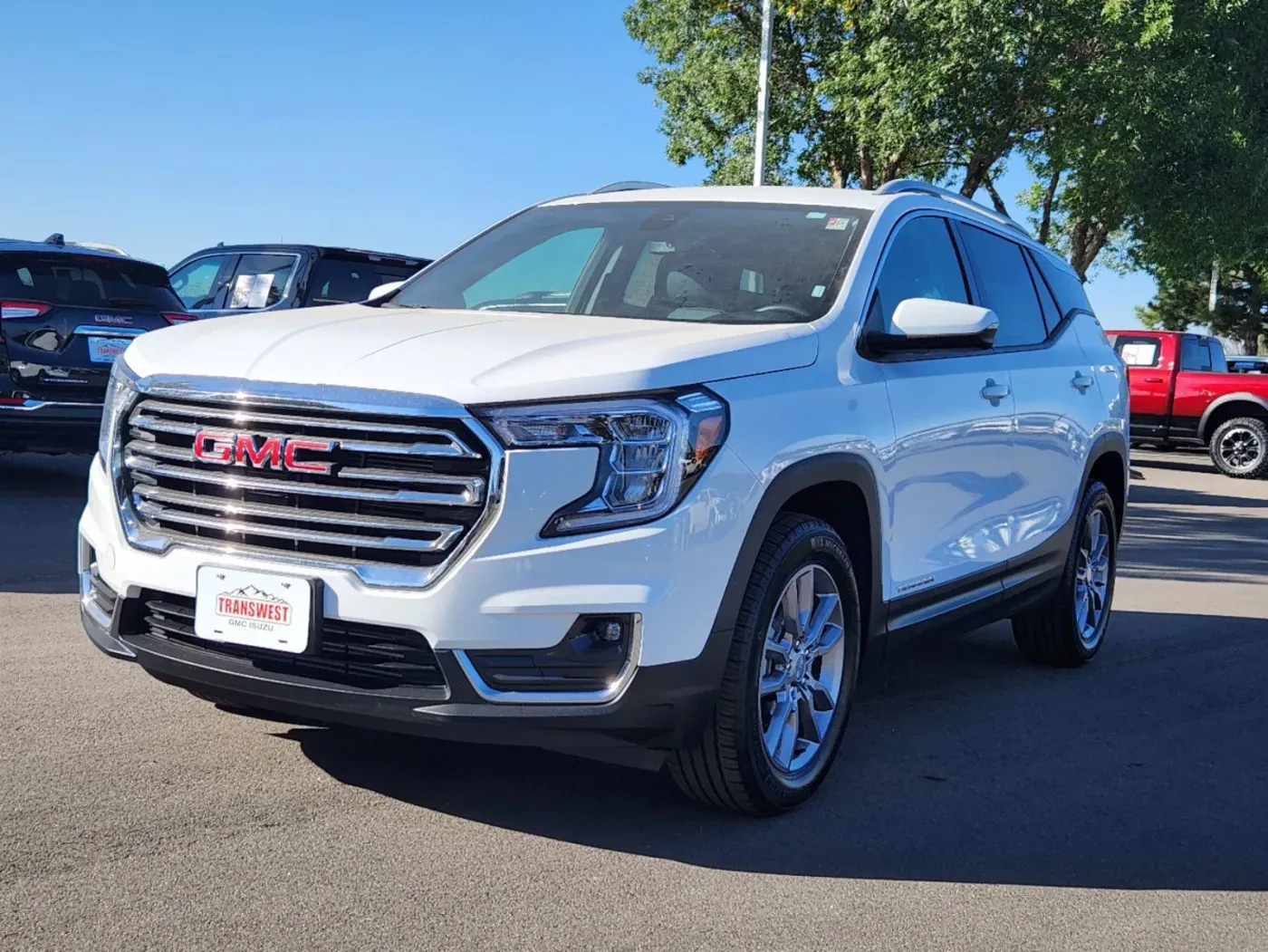 2024 GMC Terrain SLT | Photo 3 of 28