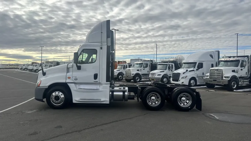 2017 Freightliner Cascadia | Photo 8 of 16