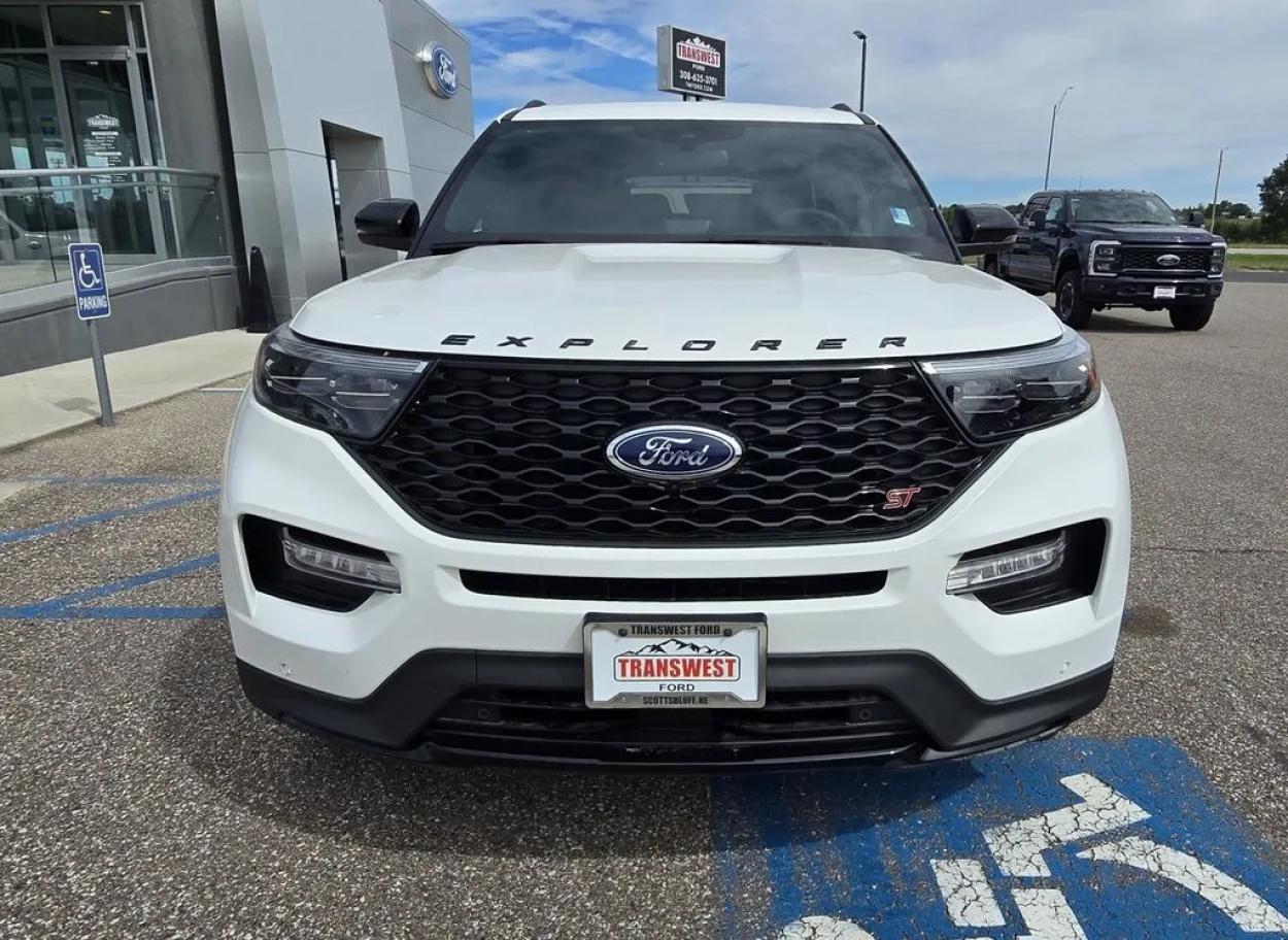 2024 Ford Explorer | Photo 2 of 35