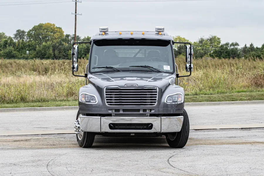 2023 Freightliner M2 106 Laredo | Photo 3 of 12