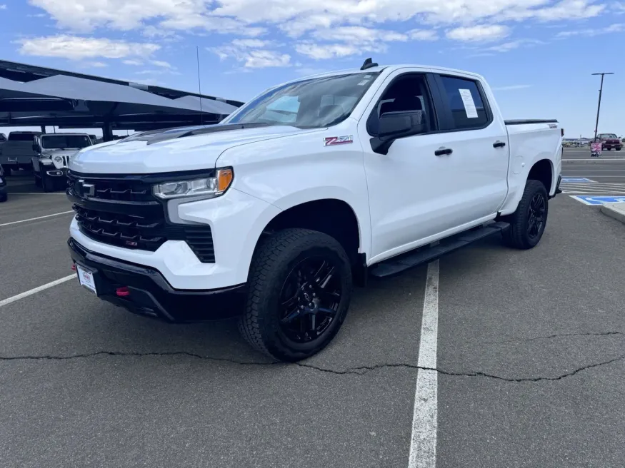 2023 Chevrolet Silverado 1500 LT Trail Boss | Photo 3 of 17